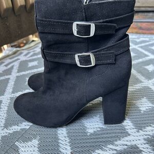 🇨🇦Sz 10 Christian Siriano Black Heeled Faux Suede Boots with Silver Buckles